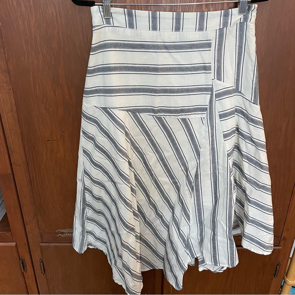Who What Wear skirt. Size 8. Excellent condition.